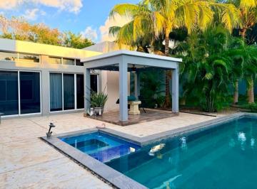 Casa · 294m² · 3 Recámaras · Casa en Venta 1 Nivel, 3 Recámaras, 1,120 m² de Superficie y Alberca en La Rejoyada Merida Norte