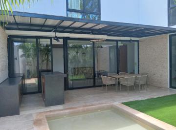 Casa · 255m² · 4 Recámaras · 2 Estacionamientos · Venta Casa Equipada y con Paneles 4 Recámaras, 5.5 Baños en Privada, Temozón Norte