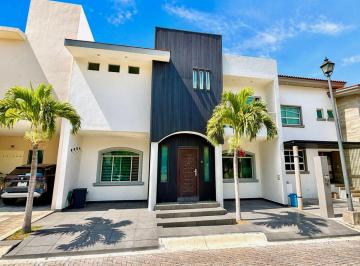 Casa de 4 habitaciones, Zapopan · Casa en Venta en Rinconada del Parque