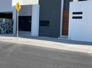 Casa · 154m² · 3 Recámaras · 2 Estacionamientos · El Refugio, Casa de Una Planta Venta / Renta