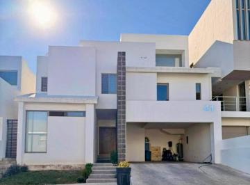 Casa · 400m² · 6 Recámaras · 2 Estacionamientos · Casa en Venta en Zona Valles