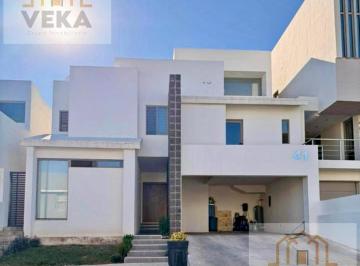 Casa · 400m² · 6 Recámaras · 2 Estacionamientos · Casa en Venta en Zona Valles