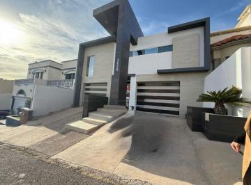 Casa · 379m² · 4 Recámaras · 4 Estacionamientos · Casa en Venta en Jardines de San Francisco