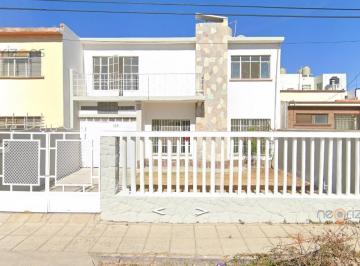 Casa · 280m² · 7 Recámaras · 2 Estacionamientos · Amplia Casa en Renta en Colonia Tequisquiapan con Habitaciones en Planta Baja