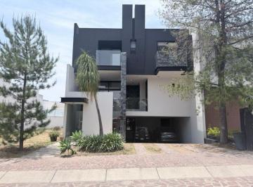 Casa de 3 habitaciones, León · Casa en Venta en La Campiña Leon Gto Zona Norte. Casa de 3 Niveles con Sótano.
