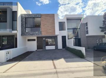 Casa · 195m² · 4 Recámaras · 2 Estacionamientos · Casa en Fraccionamiento Cañadas del Arroyo