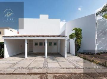 Casa · 195m² · 4 Recámaras · 2 Estacionamientos · Casa en Fraccionamiento Cañadas del Arroyo