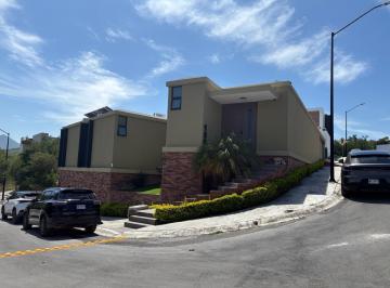 Casa · 315m² · 2 Recámaras · 2 Estacionamientos · Casa en Venta El Barrial