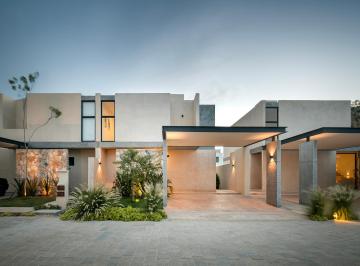 Casa · 154m² · 3 Recámaras · 2 Estacionamientos · Casas en Venta con Alberca en Conkal, Privada de Lujo