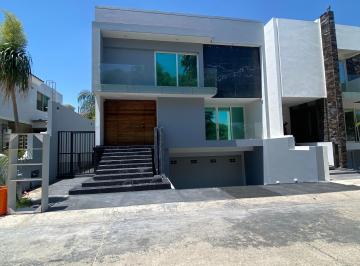 Casa de 4 habitaciones, Zapopan · Casa en Venta en Jardin Real con Alberca