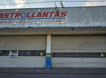 Con 2 cortinas que dan acceso a calle principal · Local Comercial en Renta, Cuautla, 328 m²