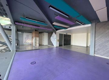 Espacios abiertos al interior del local. · Local Comercial en Renta, Jinetes, 400 m²