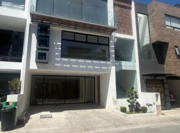 Casa · 235m² · 3 Recámaras · 2 Estacionamientos · Casa en Venta, Zona Esmeralda, 3 Recámaras