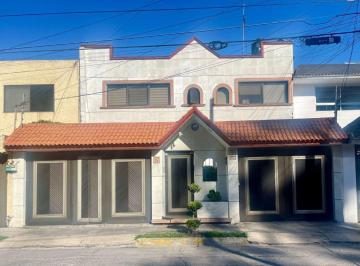 Casa · 270m² · 3 Recámaras · 2 Estacionamientos · Casa en Venta, Echegaray, 3 Recámaras