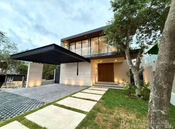 Casa · 550m² · 4 Recámaras · 4 Estacionamientos · Casa Frente Al Lago en Venta Lagos del Sol - Cancún