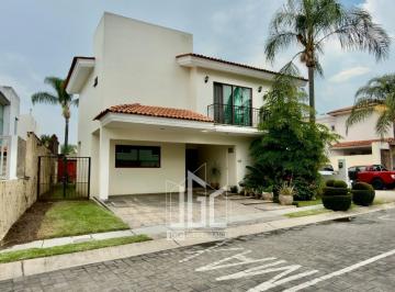 Casa · 333m² · 3 Recámaras · 2 Estacionamientos · Casa en Venta en Jardin Real Coto 11