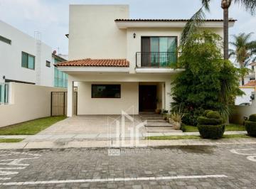 Casa · 333m² · 3 Recámaras · 2 Estacionamientos · Residencia en Venta | Jardín Real Coto 11 | 3 Rec. C/baño y Vestidor | 369 m²