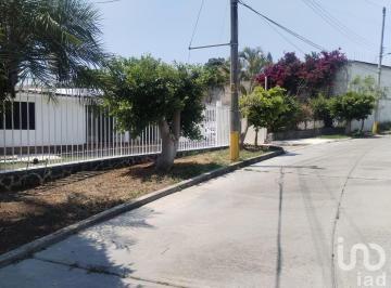 Casa · 160m² · 3 Recámaras · 5 Estacionamientos · Renta de Casa en Las Fincas Jiutepec