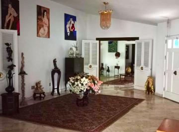 Casa · 700m² · 4 Recámaras · 15 Estacionamientos · Casa en Venta en Jurica