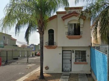 Casa de 3 habitaciones, Tonalá · Casa con 100 m² de Superficie de Terreno y 3 Recámaras en Venta en Coluya