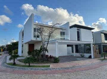 Casa · 388m² · 3 Recámaras · 3 Estacionamientos · Casa - Lagos del Sol