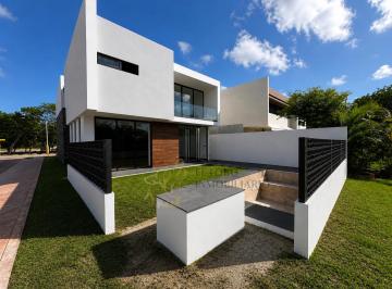 Casa en condominio de 4 habitaciones, Benito Juárez · Casa en Venta en Cancun en Esquina - Residencial Lagos del Sol 4 Recámaras