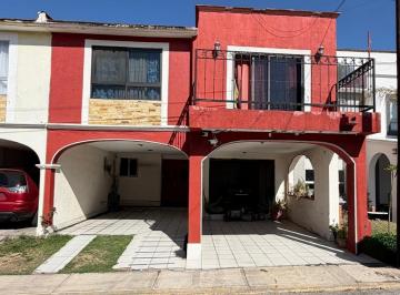 Casa · 221m² · 4 Recámaras · 2 Estacionamientos · Casa en Venta en Fraccionamiento Cerrado Santiago Momoxpan, Puebla 4 Recámaras