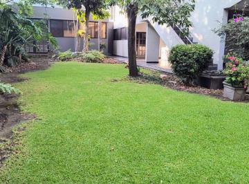 Casa · 925m² · 4 Recámaras · 9 Estacionamientos · Casa en Venta en Jardines del Pedregal con Terraza y Alberca Techada