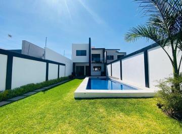 Casa · 250m² · 5 Recámaras · 2 Estacionamientos · Casa en Fraccionamiento Brisas