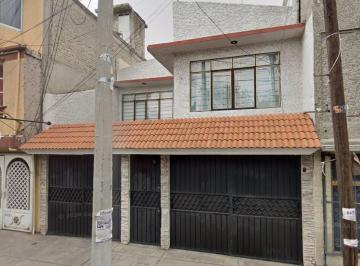 Casa de 4 habitaciones, Gustavo A. Madero · Casa en Venta en San Juan de Aragon Sexta Seccion, Gustavo a Madero. Frente a Estacion de Metrobus