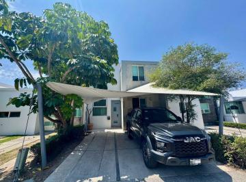 Casa en condominio · 200m² · 4 Recámaras · 2 Estacionamientos · Casa Amueblada en Renta en Zona Real Zapopan | 4 Recámaras Frente Al Tec
