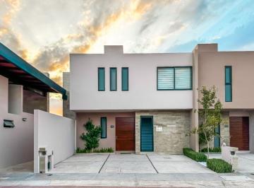 Casa en condominio · 151m² · 3 Recámaras · 2 Estacionamientos · Venta de Casa en Lomas del Marqués a un Costado del Campanario en Queretaro