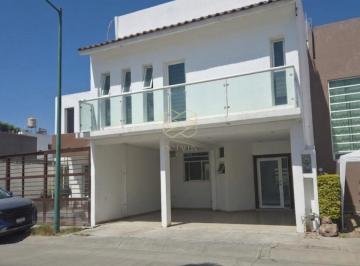 Casa · 4 Recámaras · 2 Estacionamientos · Casa en Fraccionamiento Puerta San Rafael