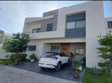 Casa de 3 habitaciones, Tlajomulco de Zúñiga · Lujosa Residencia $10.500,000 Casi Nueva, Recámara Principal en Planta Baja