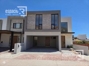 Casa · 226m² · 3 Recámaras · 7 Estacionamientos · Casa en Venta en Altozano Frente a Parque