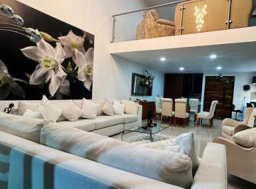 Casa · 230m² · 3 Recámaras · 2 Estacionamientos · Casa en Venta en Parque Querétaro con Recámara en Planta Baja