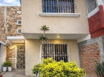 Casa de 3 habitaciones, León · Casa Atras de Plaza Galerias Leon, Gto.