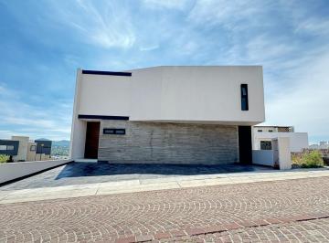 Casa · 377m² · 3 Recámaras · 4 Estacionamientos · Casa en Fraccionamiento Cumbres del Lago