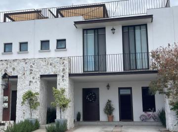 Casa en condominio · 246m² · 3 Recámaras · Casa en Venta – Torre de Piedra, Juriquilla con Cuarto de Servicio y Roof!