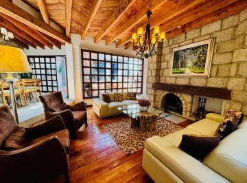 Casa de 4 habitaciones, Huixquilucan · Casa Estilo Mexicano Contemporaneo - Encanto Rústico con Acabados Modernos