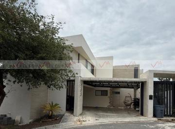 Casa · 277m² · 4 Recámaras · 3 Estacionamientos · Casa en Renta en El Cercado Centro