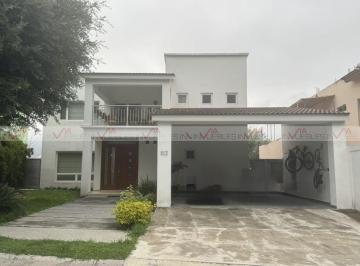 Casa · 367m² · 4 Recámaras · 4 Estacionamientos · Casa en Venta en Santiago