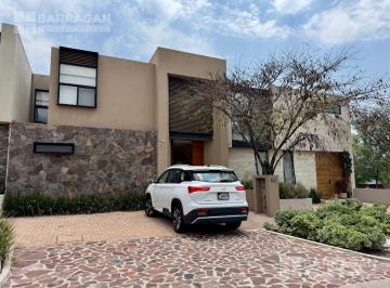 Casa · 220m² · 3 Recámaras · 2 Estacionamientos · Casa Amueblada en Renta en Altozano