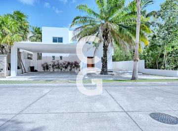 Casa · 500m² · 4 Recámaras · 3 Estacionamientos · Casa en Venta en Cancún en Residencial Villa Magna con Alberca y Terraza