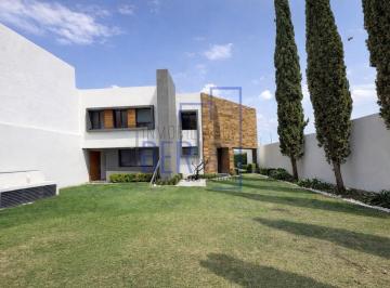 Casa · 373m² · 3 Recámaras · 5 Estacionamientos · Hermosa Casa con Más de 1,000 m de Jardín, Venta, Puebla