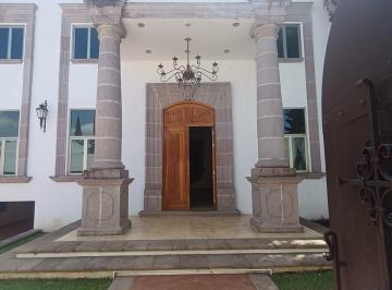 Casa · 1069m² · 5 Recámaras · 8 Estacionamientos · Casa - Prados del Campestre