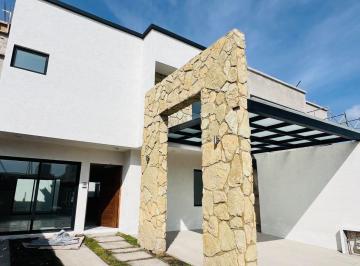 Casa en Venta de 3 habitaciones Lázaro Cárdenas · Casa en Pre - Venta Metepec Dentro de Residencial con Casa Club