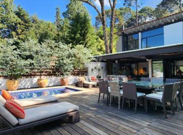 Casa de 4 habitaciones, Valle de Bravo · Casa en Venta en El Centro de Avandaro
