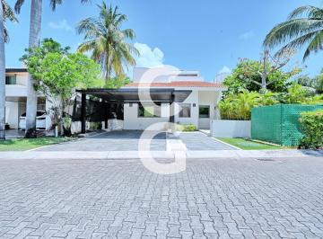 Casa · 450m² · 3 Recámaras · 3 Estacionamientos · Casa en Venta y Renta en Cancun en Residencial Isla Dorada con Terraza Techada