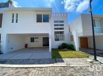 Casa · 270m² · 5 Recámaras · 2 Estacionamientos · Venta de Amplia Casa en Zerezotla Dentro de Fraccionamiento con Áreas Verdes